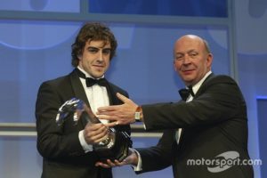 automotive-autosport-awards-2003-fernando-alonso-is-handed-the-gregor-grant-award-by-nigel