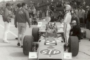 1969_Andretti_and_crew_in_pits
